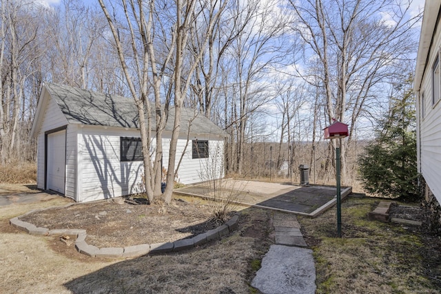 view of yard with an outdoor structure and a detached garage