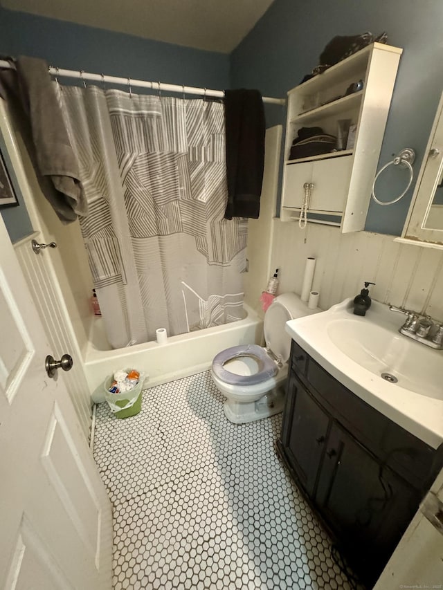 full bathroom with shower / tub combo with curtain, vanity, and toilet