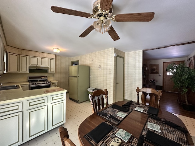 dining space with ceiling fan