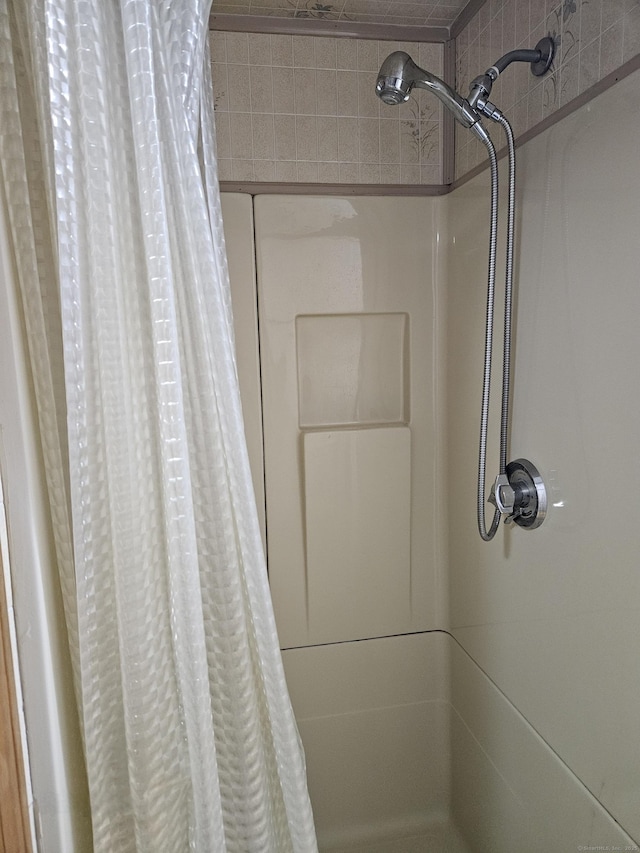 details featuring a shower with curtain