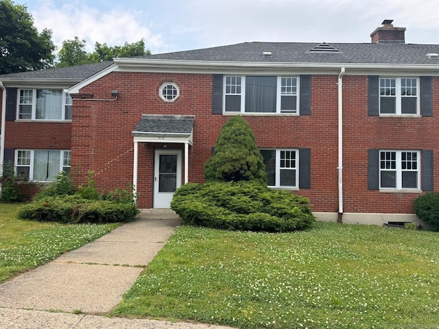 view of front of home featuring a front yard