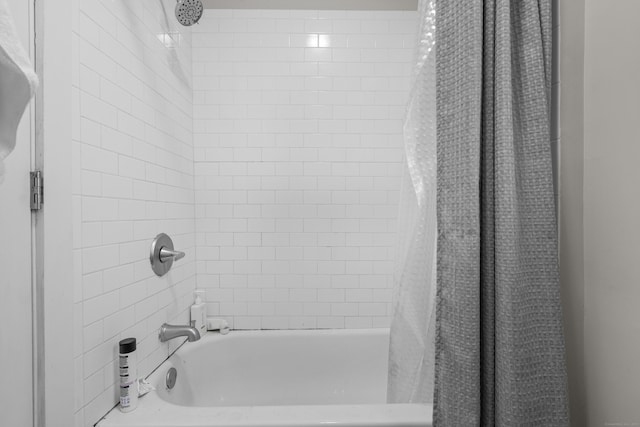 bathroom with shower / bath combo