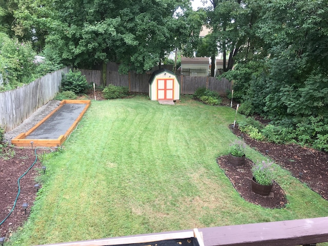 view of yard with a shed