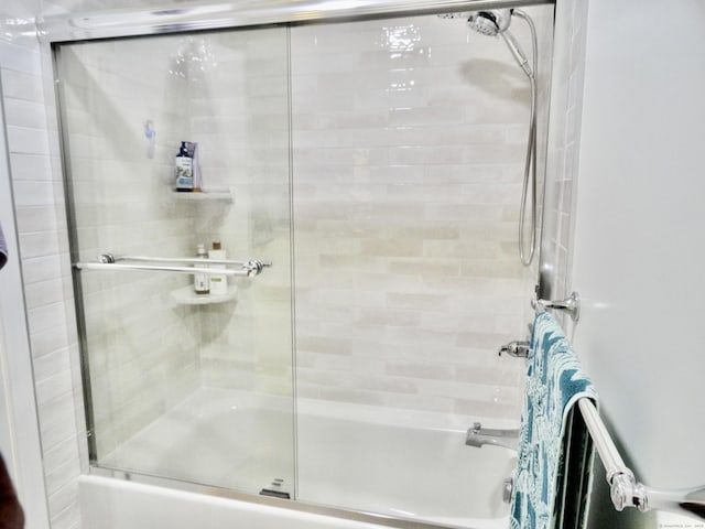 bathroom with enclosed tub / shower combo