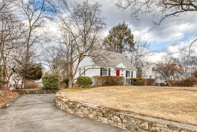 view of front of home featuring a front lawn