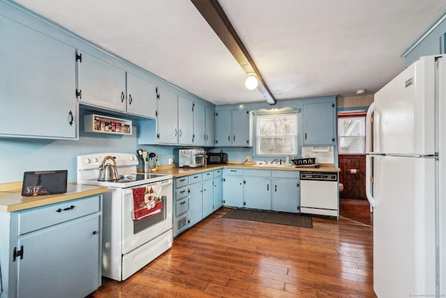 kitchen with sink, white appliances, dark wood-type flooring, and blue cabinetry