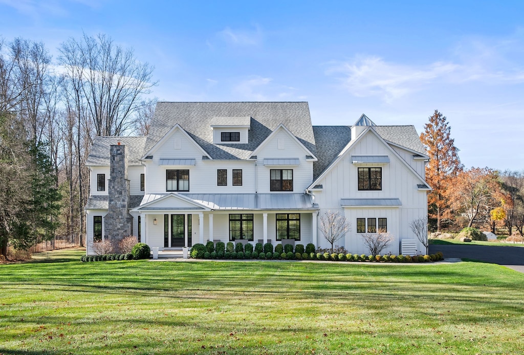 modern farmhouse style home featuring a front yard