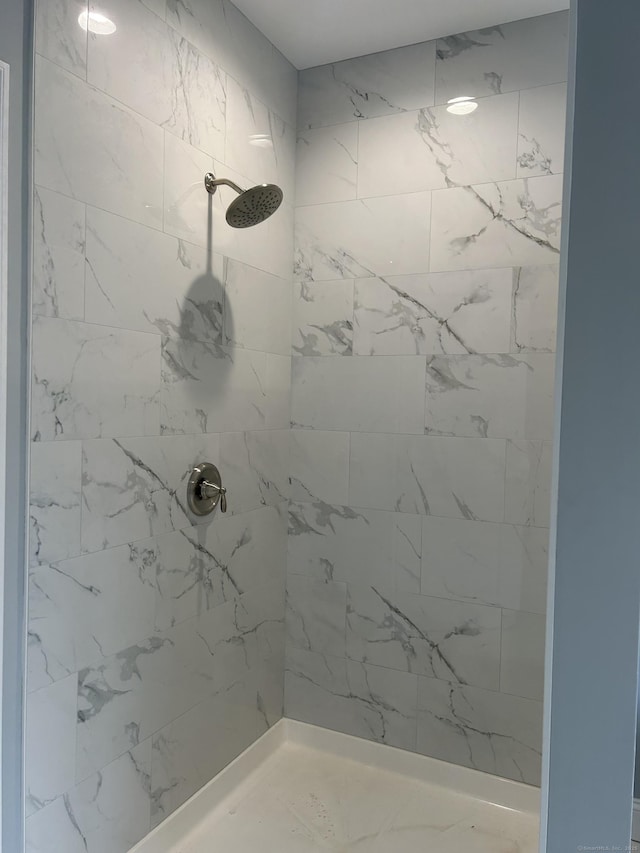 bathroom featuring a tile shower