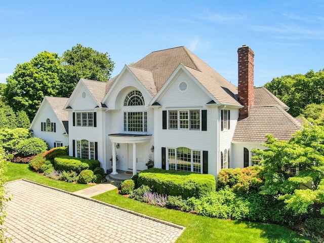 view of front facade featuring a front yard