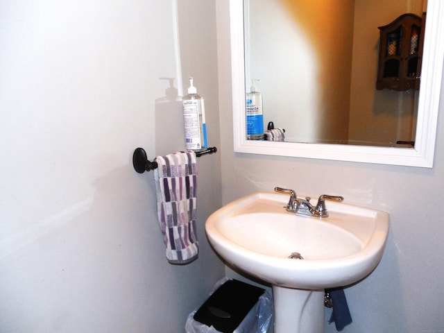 bathroom featuring sink