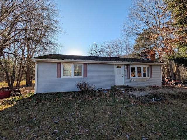 single story home with a front lawn