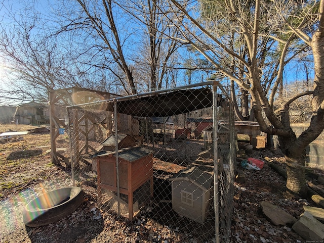 view of yard featuring an outbuilding