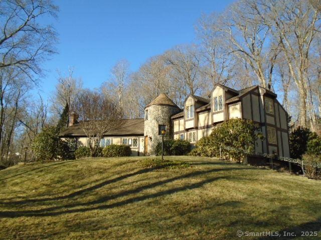 view of front facade featuring a front lawn