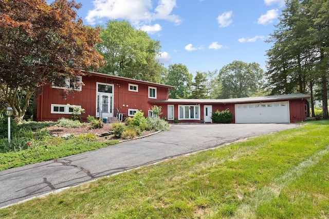 view of front facade featuring a garage and a front yard