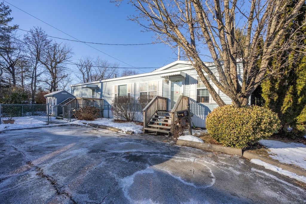 view of front of property