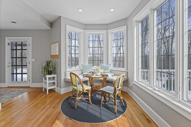 dining room featuring recessed lighting, wood finished floors, visible vents, baseboards, and breakfast area