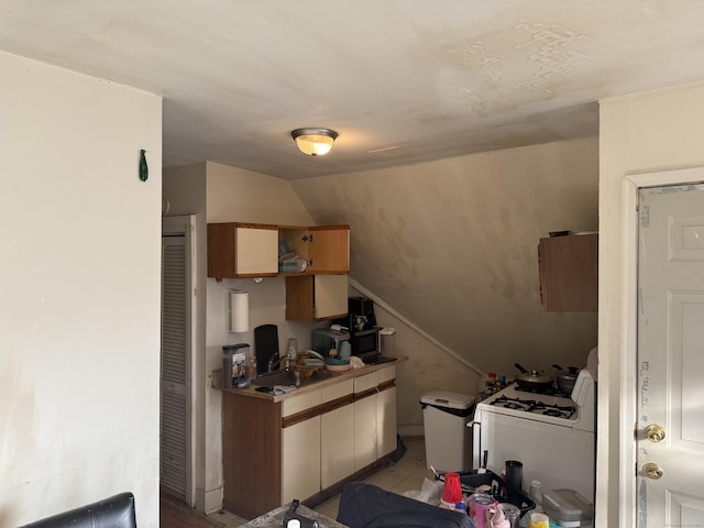 kitchen featuring lofted ceiling