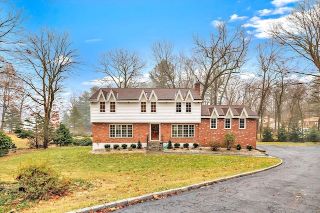 view of front facade with a front lawn