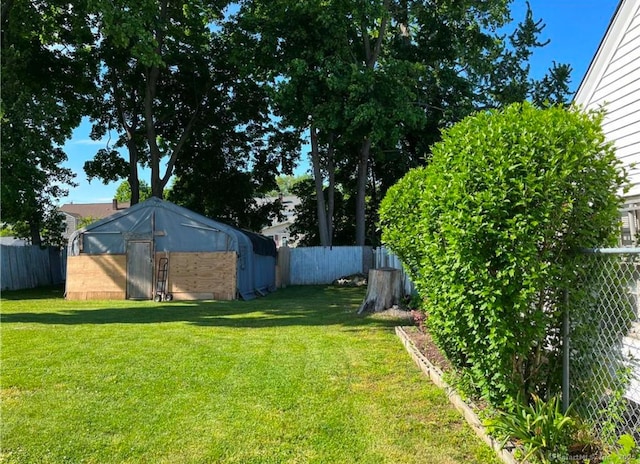 view of yard with an outdoor structure