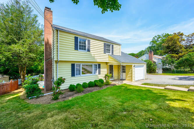 view of front of property featuring a garage and a front yard