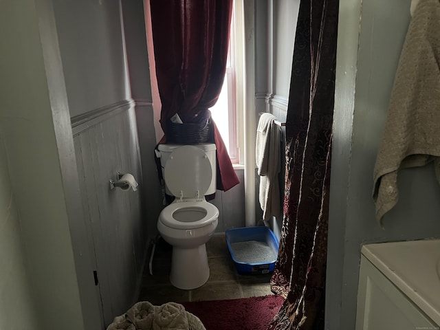 bathroom featuring toilet