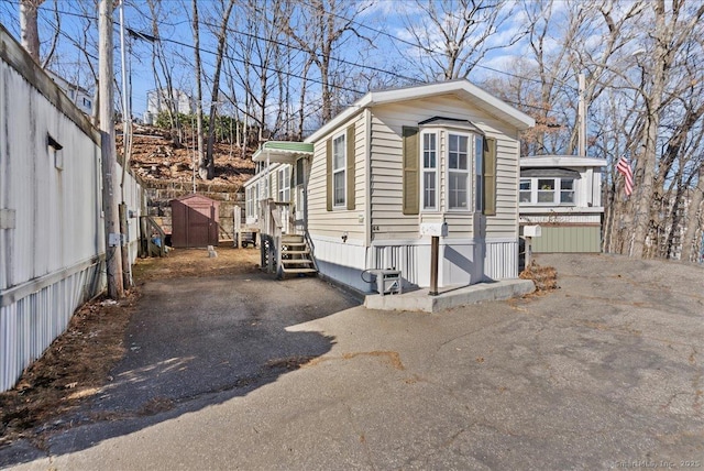 manufactured / mobile home featuring a shed