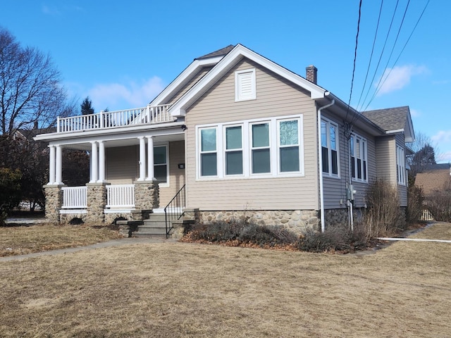 view of front of home with a front yard and covered porch