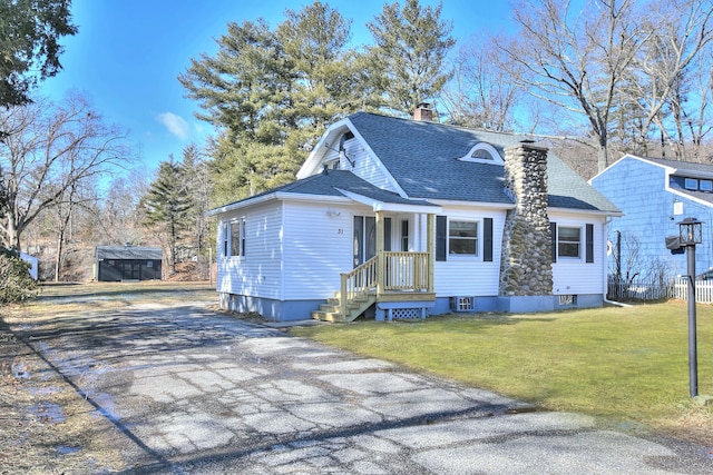 view of front facade featuring a front lawn