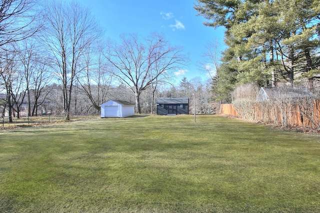 view of yard featuring an outdoor structure