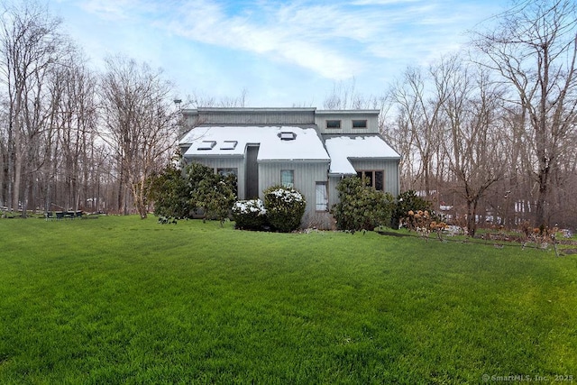 view of front of house featuring a front yard