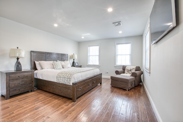 bedroom featuring light wood-style floors, baseboards, visible vents, and recessed lighting