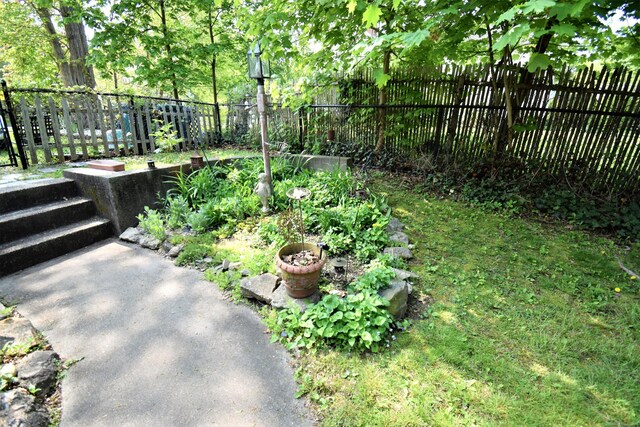 34 Lyme St, Old Lyme, CT 06371 - view of yard featuring fence