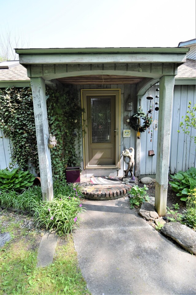34 Lyme St, Old Lyme, CT 06371 - view of doorway to property