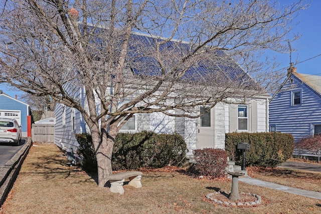 view of front of home featuring a front yard