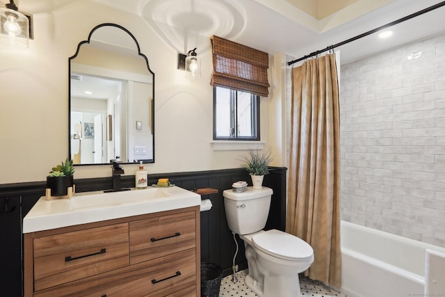 957A Heritage Vlg, Southbury, CT 06488 - full bath featuring vanity, toilet, a wainscoted wall, shower / bath combo with shower curtain, and recessed lighting
