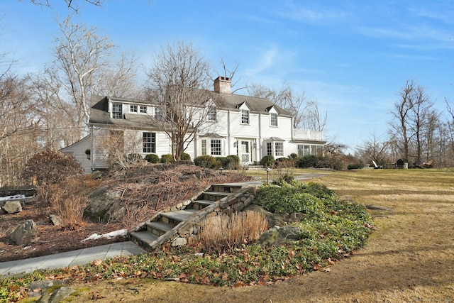 view of front of home featuring a front yard