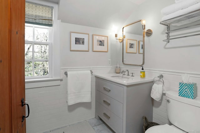 bathroom featuring vaulted ceiling, vanity, and toilet