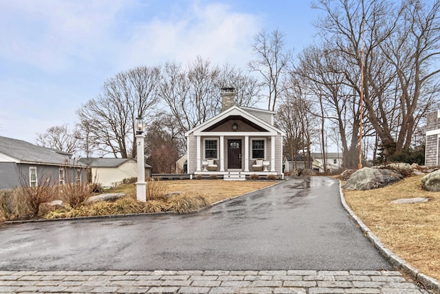 view of front of property with a front yard