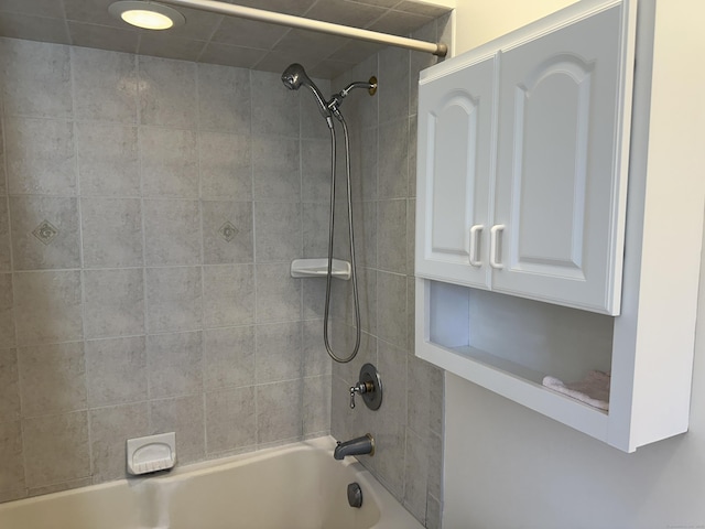 bathroom featuring tiled shower / bath combo