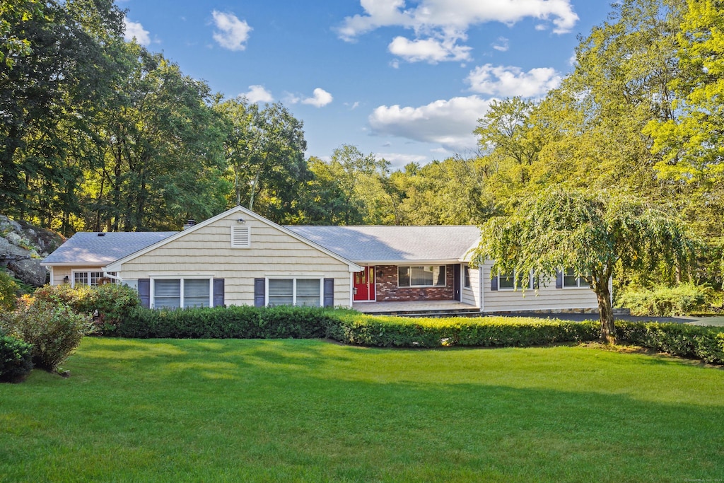 single story home featuring a front lawn