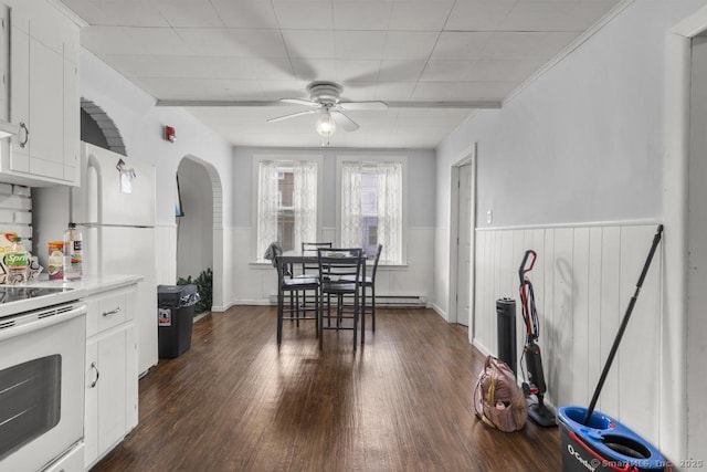 dining room with dark wood-type flooring and ceiling fan