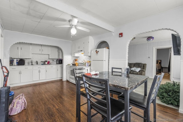 dining space with sink, ornamental molding, dark hardwood / wood-style floors, and ceiling fan