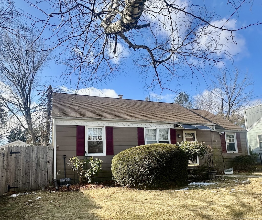 view of front of property featuring a front lawn