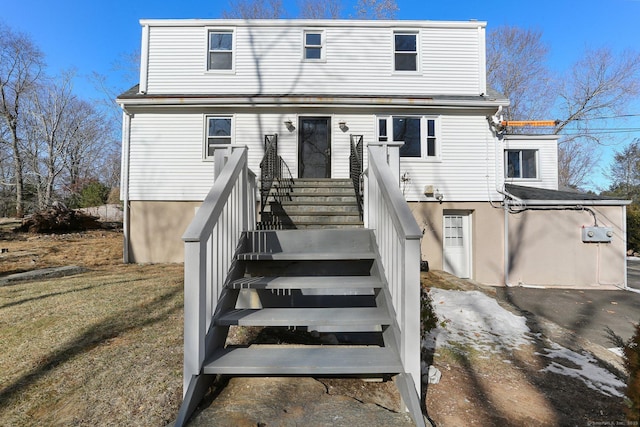 back of house featuring a yard