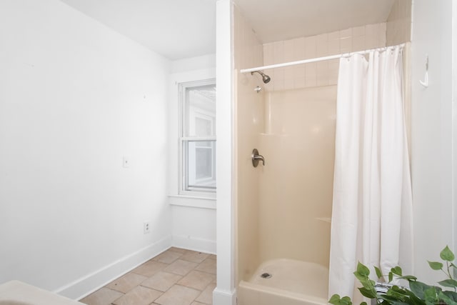 bathroom featuring a shower with shower curtain