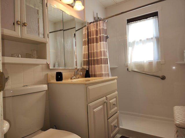 bathroom with tasteful backsplash, vanity, a shower with shower curtain, and toilet