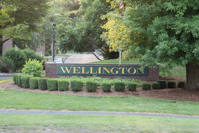 community sign with a lawn