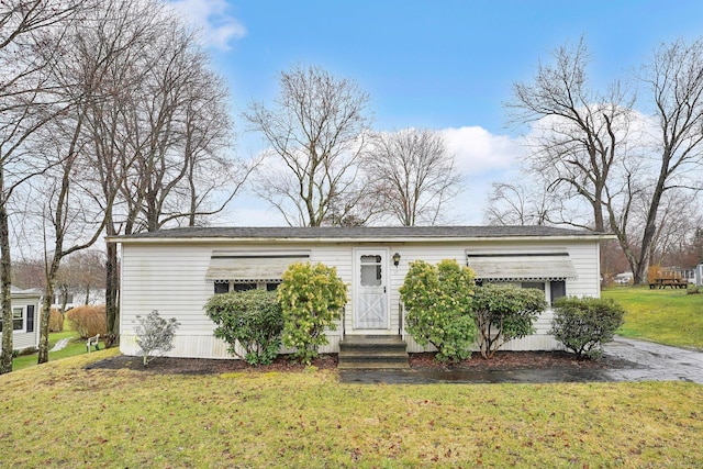 ranch-style home featuring a front lawn