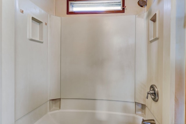 bathroom with bathtub / shower combination