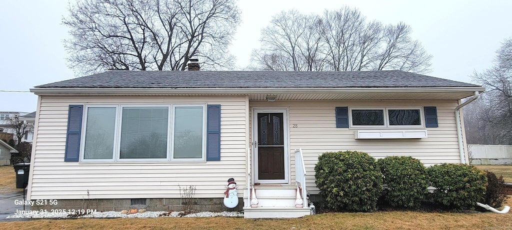 view of front of property featuring a front lawn